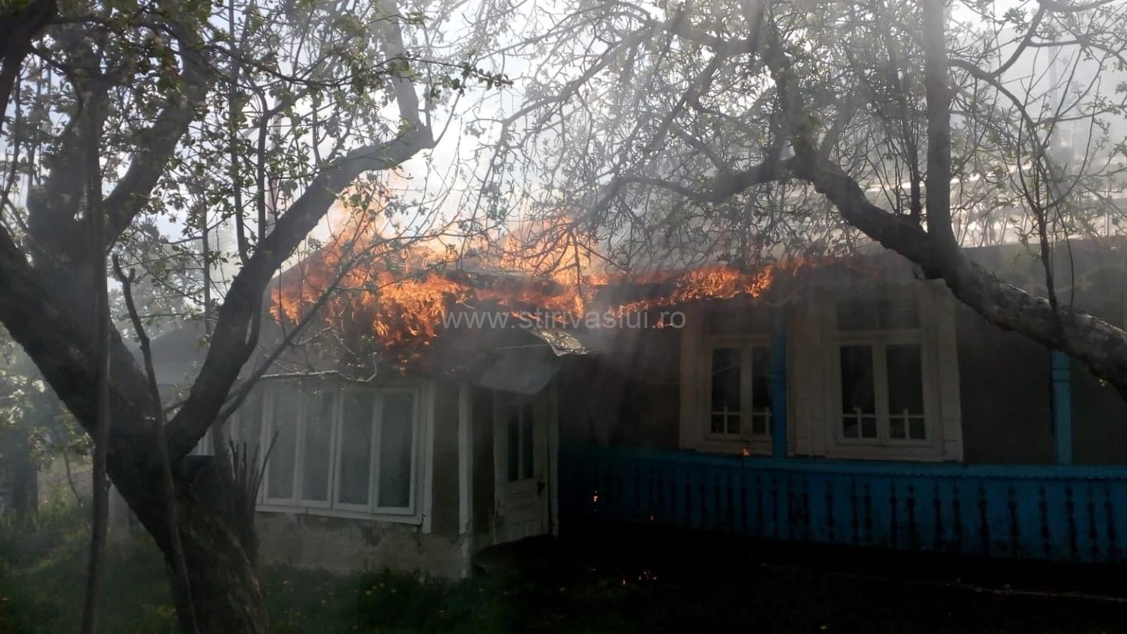 Incendiu la Poienești. O casă a fost distrusă de flăcări