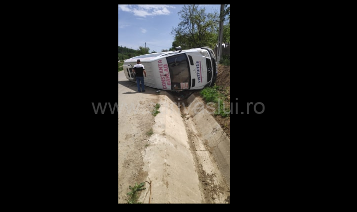 Un microbuz s-a răsturnat în comuna Alexandru Vlahuță