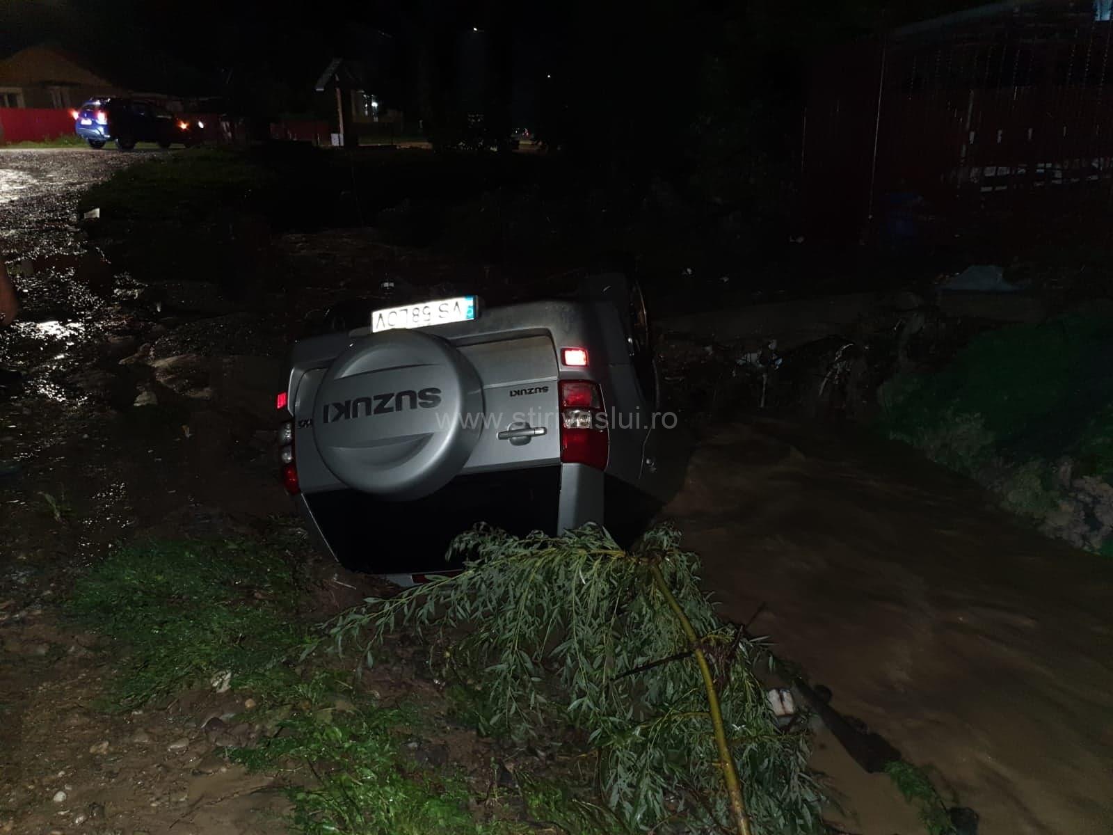 Inundații la Gârceni și Rafaila. Opt case, 31 de curți și căile de comunicație, inundate
