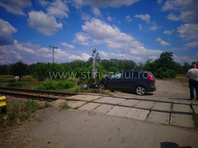 Autoturism lovit de tren, la ieșirea din municipiul Bârlad