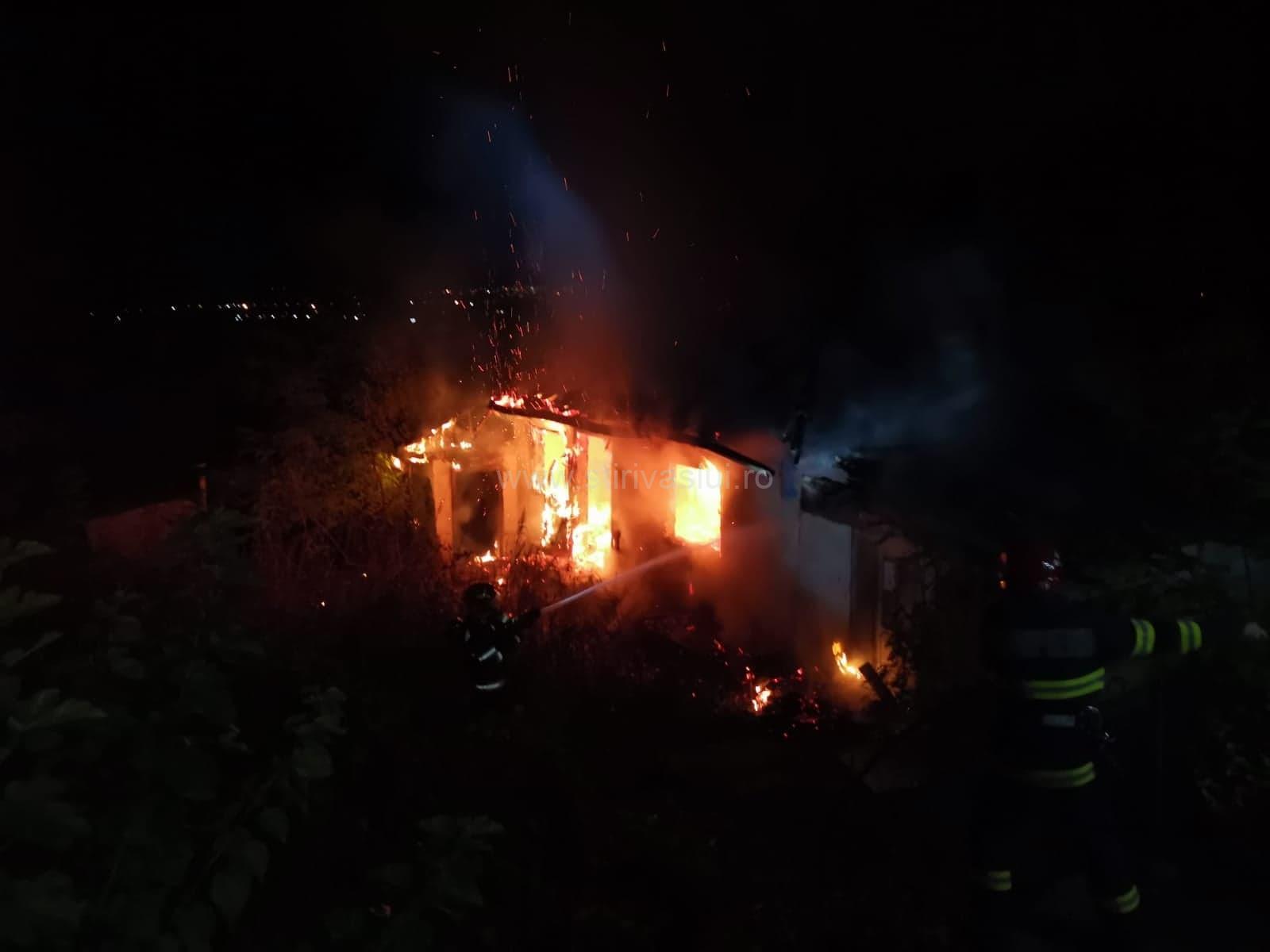 Casă din localitatea Trestiana, comuna Grivița, incendiată