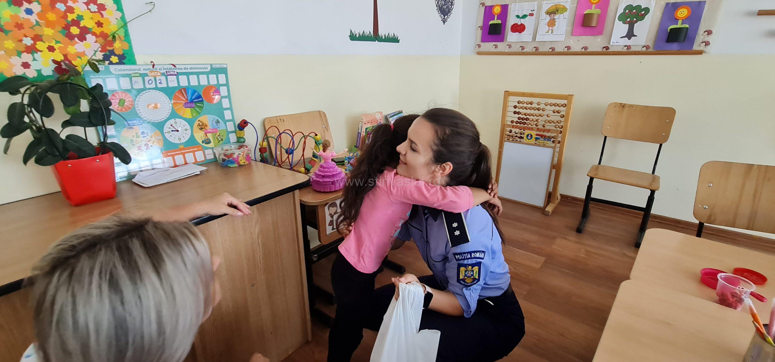 Copiii de la Centrul Şcolar pentru Educaţie Incluzivă Negreşti au primit cadouri de la polițiștii vasluieni