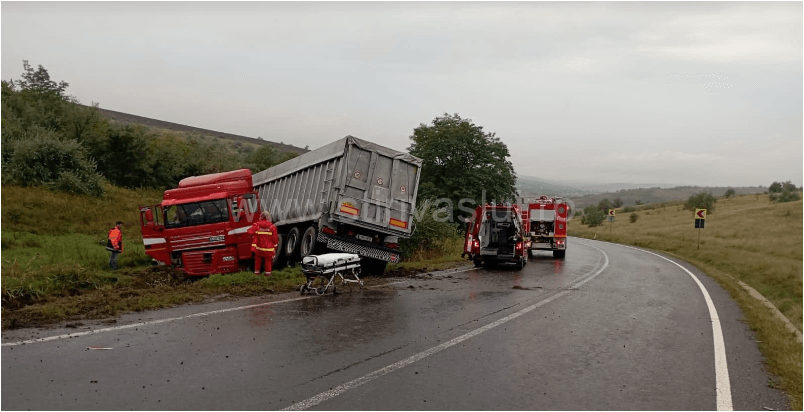 Un autocamion de mare tonaj a intrat într-un șanț, pe raza localității Codăești